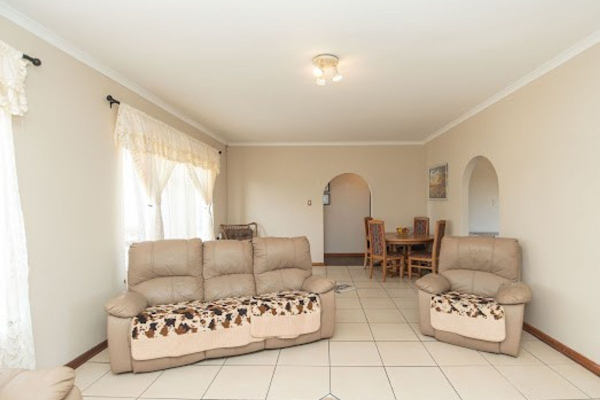 Perfect 4  Bedroom Family Home with Pool in Rowallan - Photo 4