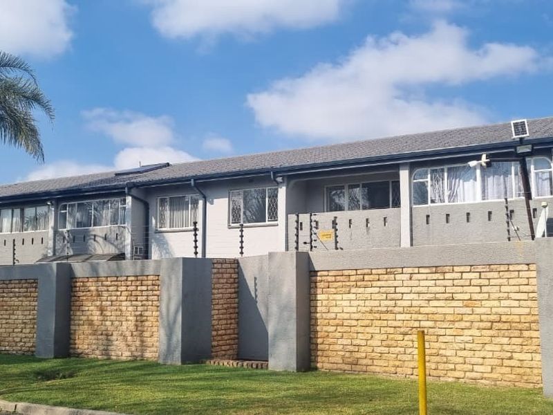Pet Friendly Duplex in sought after area.  For Sale in Beyers Park, Boksburg - Photo 2