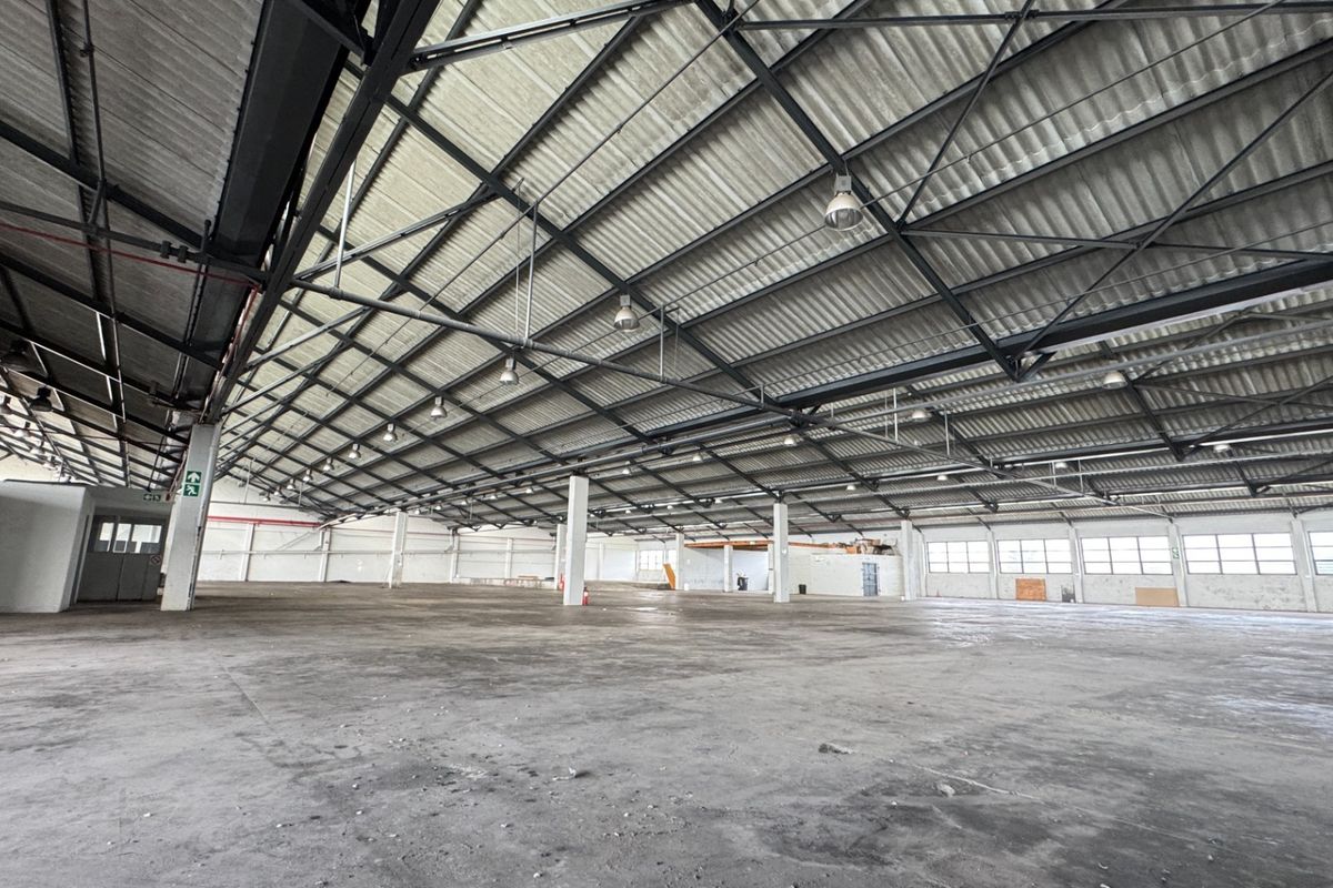Neat and Secure 2 838m2  Industrial Warehouse To Let Paarden Eiland, Cape Town - Photo 2