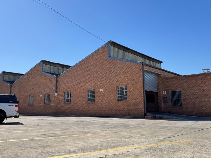 Neat and Secure 2500m2  Industrial Warehouse with Large Yard To Let Montague Gardens, Cape Town - Photo 10