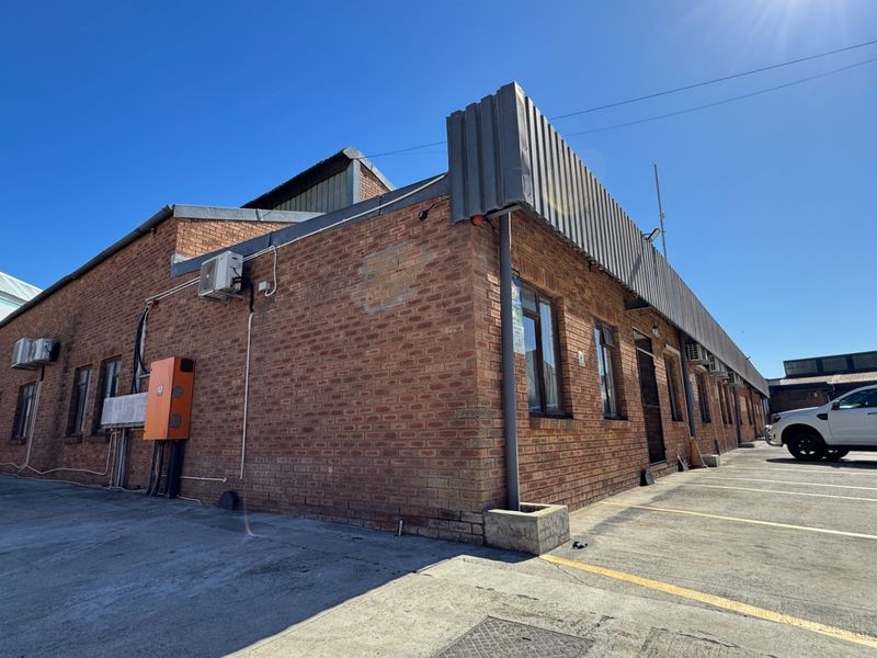 Neat and Secure 2500m2  Industrial Warehouse with Large Yard To Let Montague Gardens, Cape Town - Photo 2