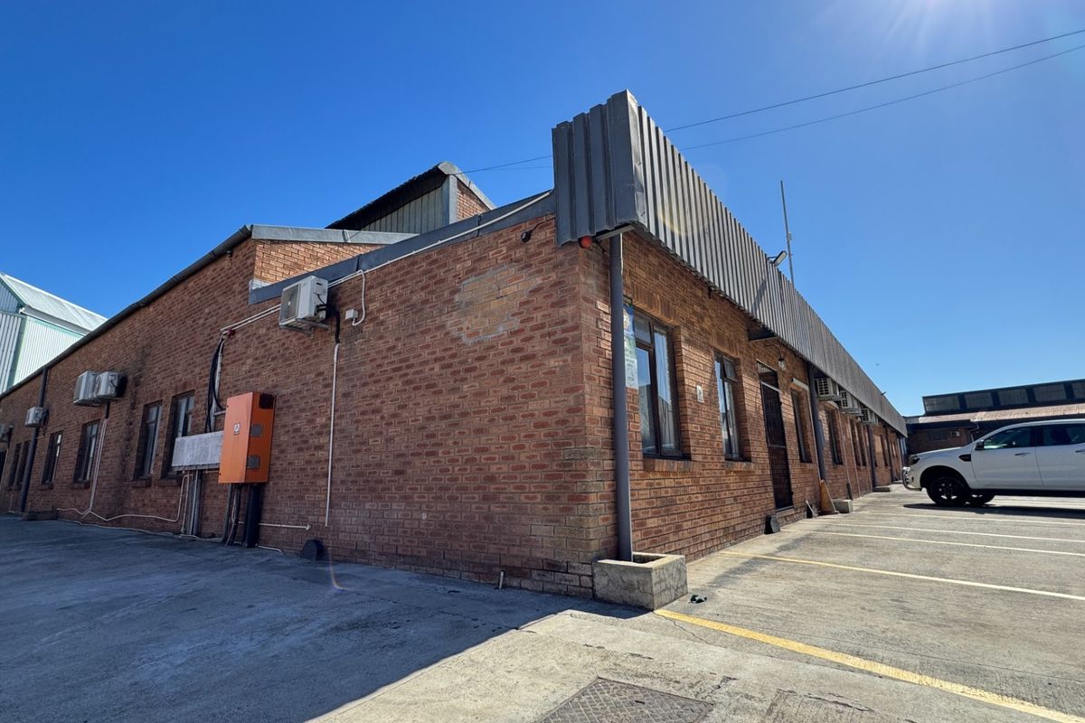Neat and Secure 2500m2  Industrial Warehouse with Large Yard To Let Montague Gardens, Cape Town - Photo 2