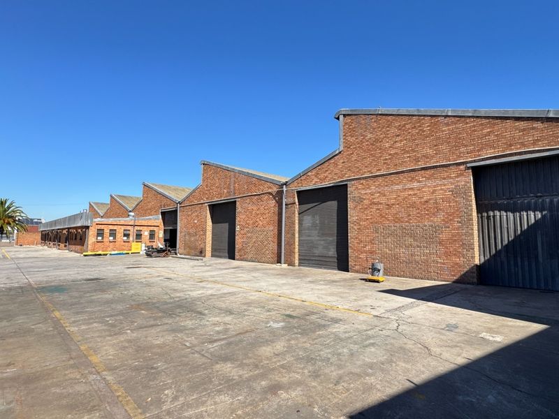Neat and Secure 2500m2  Industrial Warehouse with Large Yard To Let Montague Gardens, Cape Town - Photo 7
