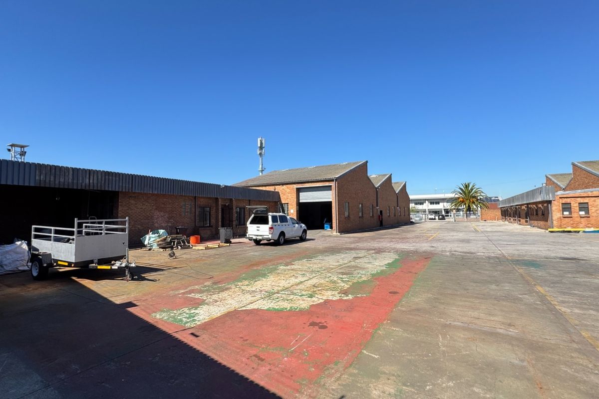 Neat and Secure 2500m2  Industrial Warehouse with Large Yard To Let Montague Gardens, Cape Town - Photo 5
