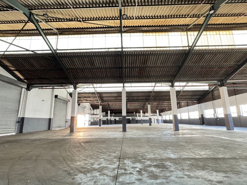 Neat and Secure 2500m2  Industrial Warehouse with Large Yard To Let Montague Gardens, Cape Town - Photo 4