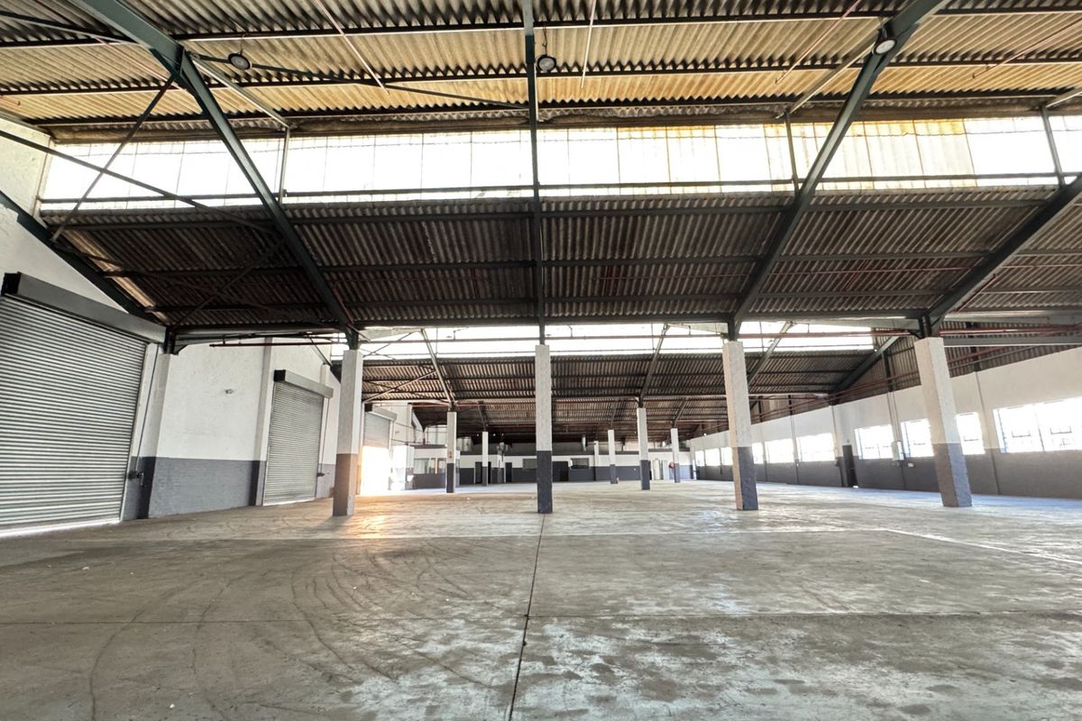 Neat and Secure 2500m2  Industrial Warehouse with Large Yard To Let Montague Gardens, Cape Town - Photo 4