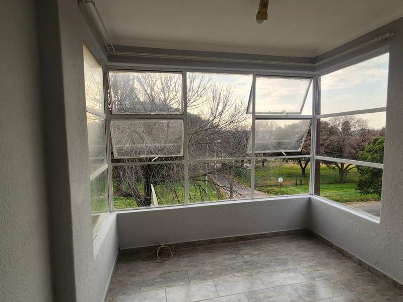 Newly Renovated 2-Bedroom Apartment to Let in Brakpan Central - Photo 1