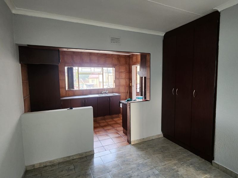 Newly Renovated 2-Bedroom Apartment to Let in Brakpan Central - Photo 6