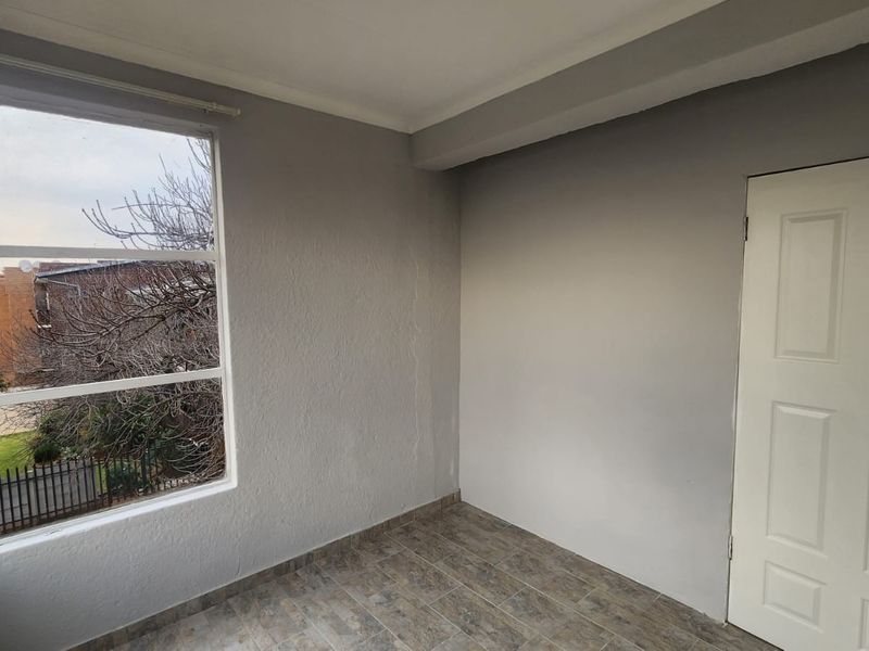Newly Renovated 2-Bedroom Apartment to Let in Brakpan Central - Photo 2