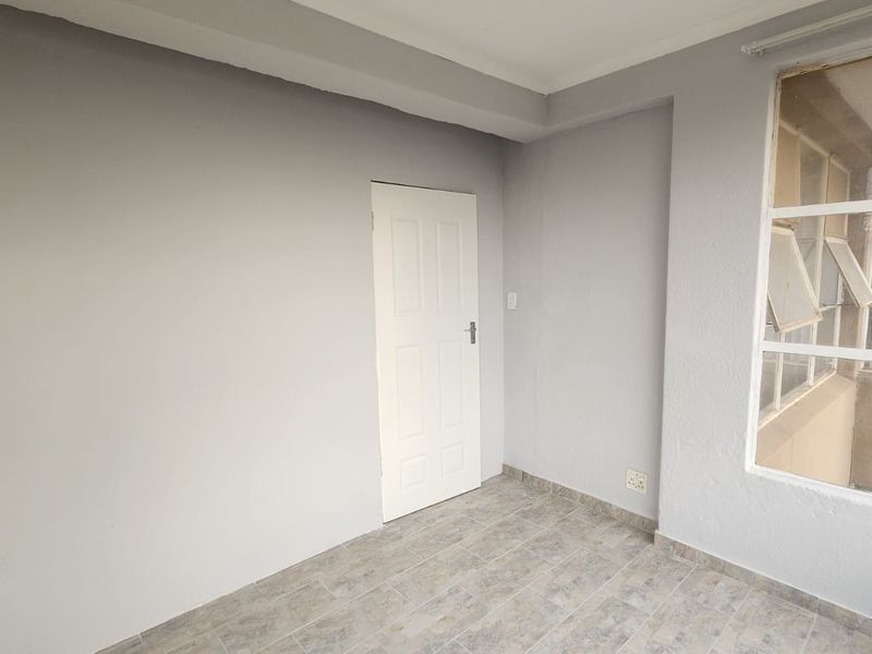 Newly Renovated 2-Bedroom Apartment to Let in Brakpan Central - Photo 4