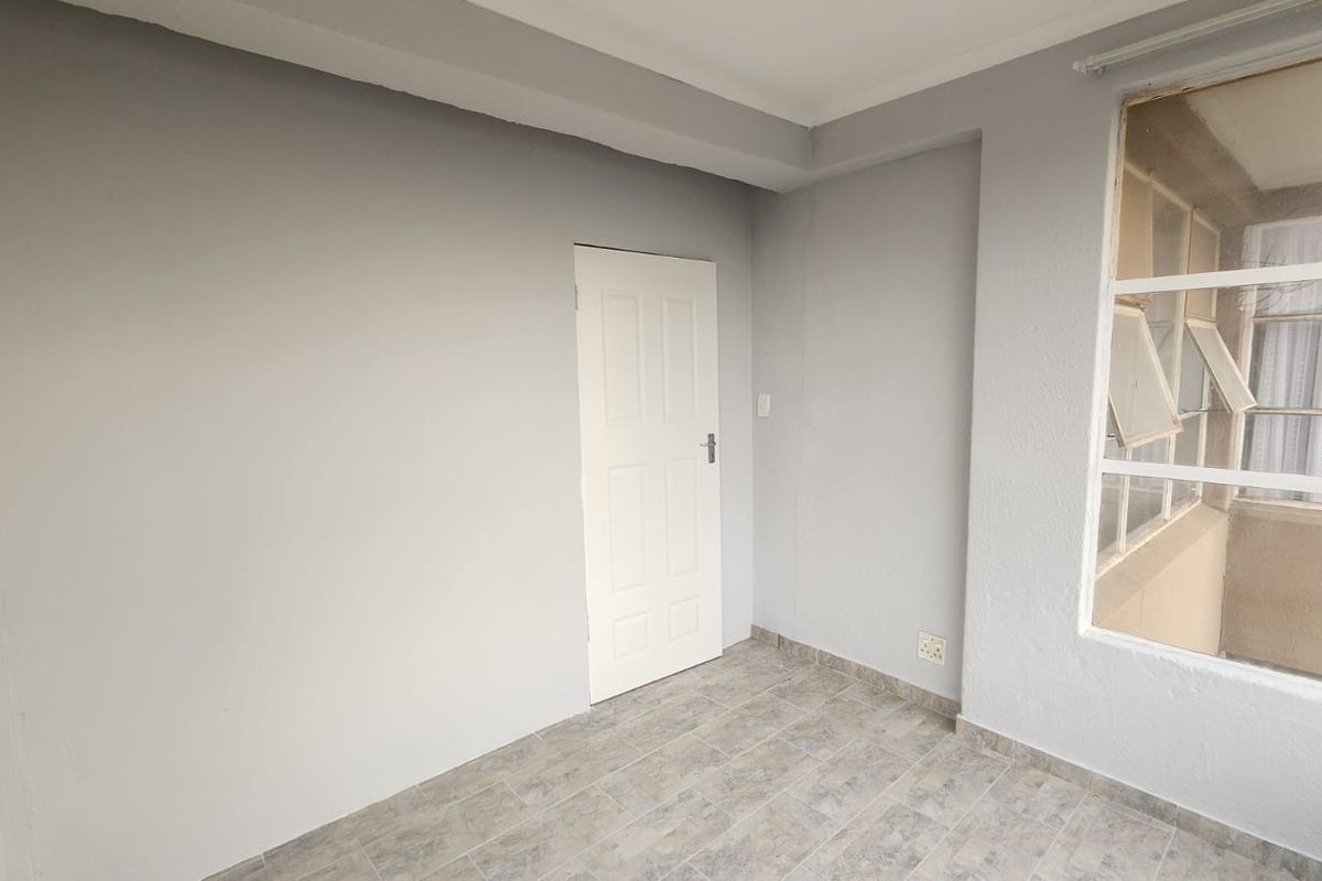 Newly Renovated 2-Bedroom Apartment to Let in Brakpan Central - Photo 4