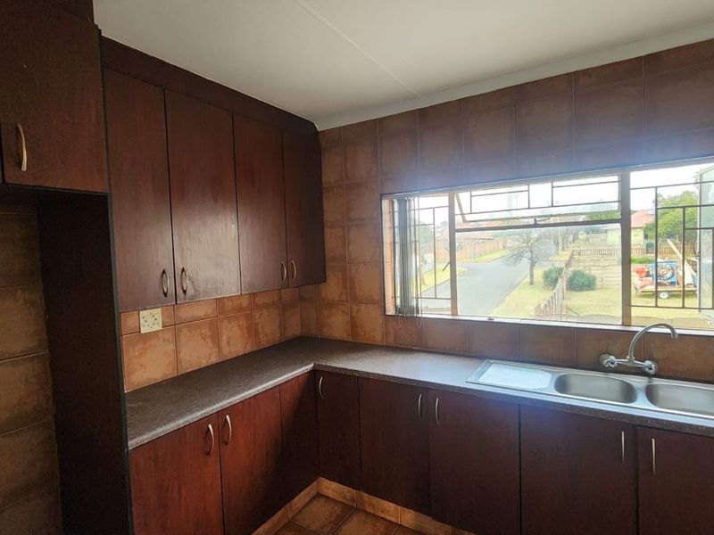 Newly Renovated 2-Bedroom Apartment to Let in Brakpan Central - Photo 5