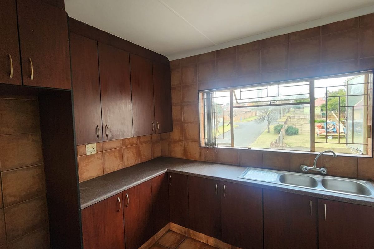Newly Renovated 2-Bedroom Apartment to Let in Brakpan Central - Photo 5