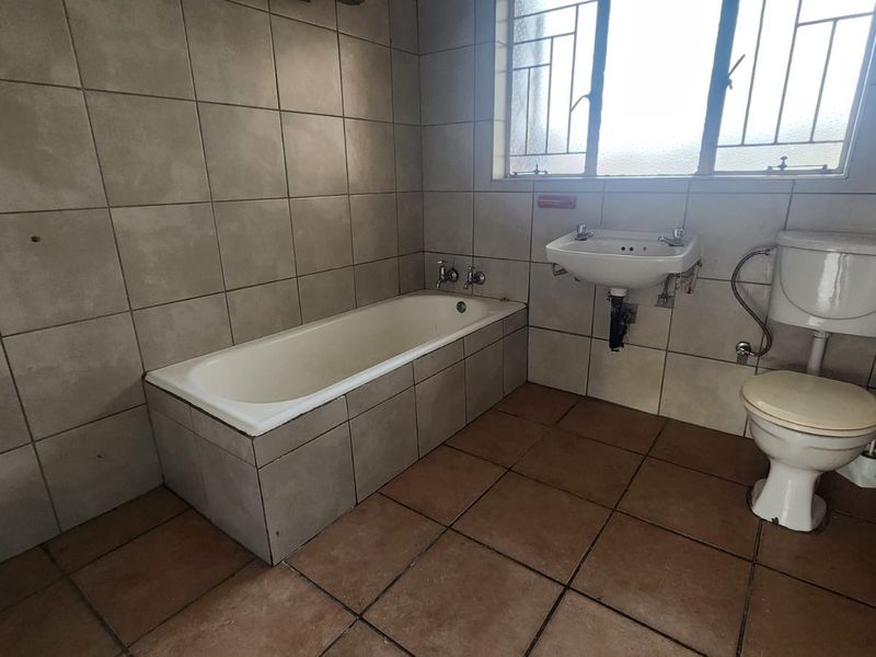 Newly Renovated 2-Bedroom Apartment to Let in Brakpan Central - Photo 10