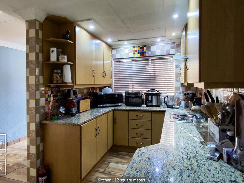 Townhouse For Sale in Kempton Park Ext 4, Kempton Park - Photo 5