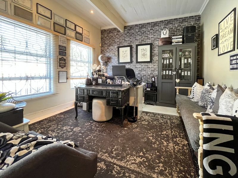 Spacious Double-Storey Family Home with Flatlet in Richmond Hill - Photo 2