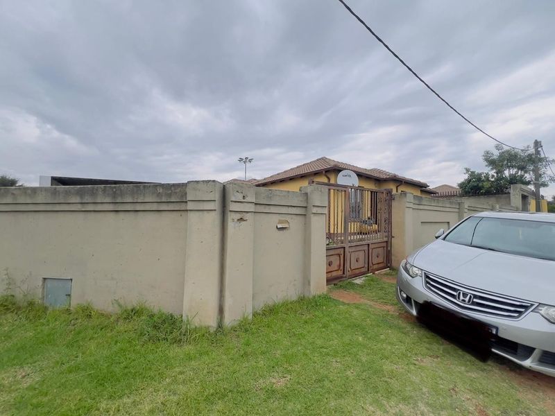 House For Sale in Riverlea, Johannesburg - Photo 3