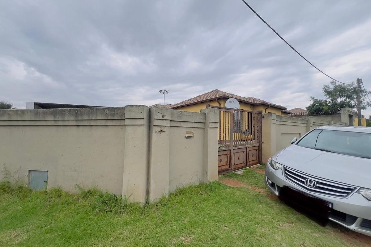 House For Sale in Riverlea, Johannesburg - Photo 3