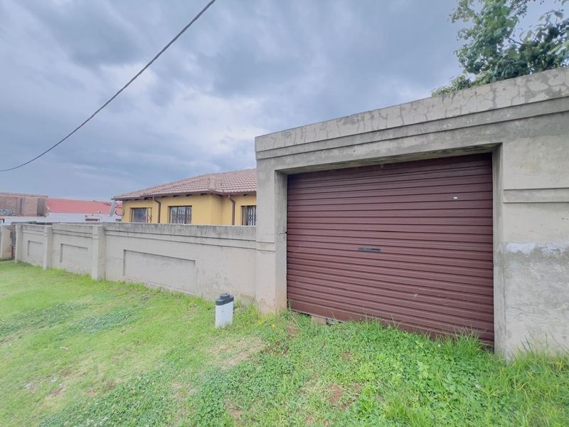 House For Sale in Riverlea, Johannesburg - Photo 2