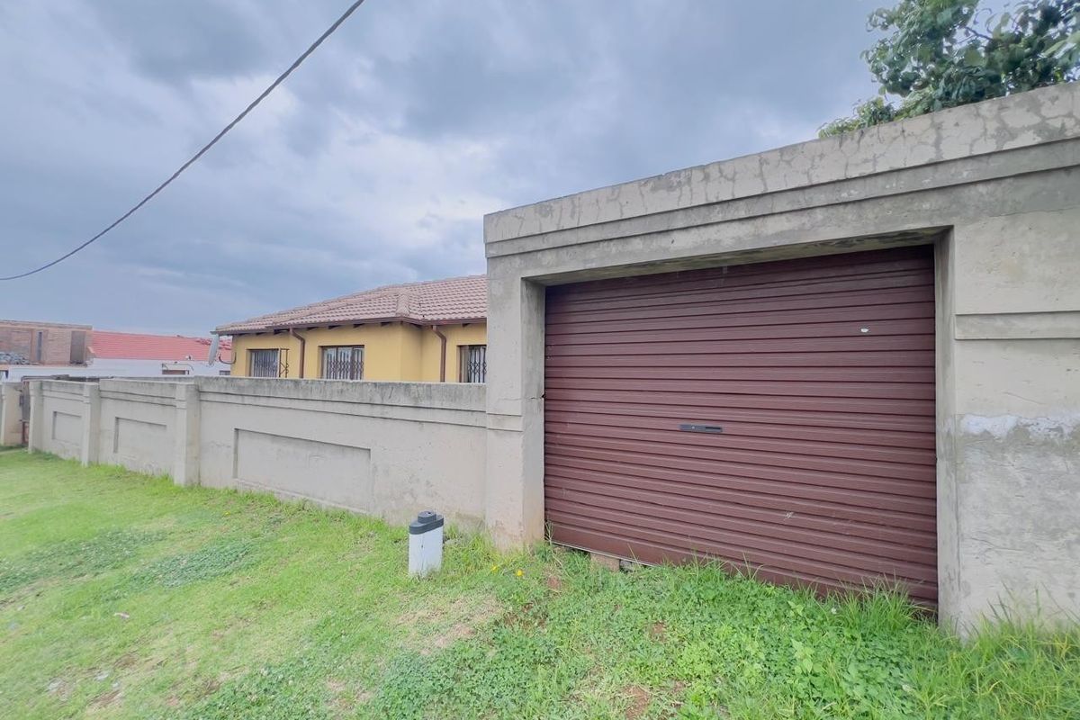 House For Sale in Riverlea, Johannesburg - Photo 2