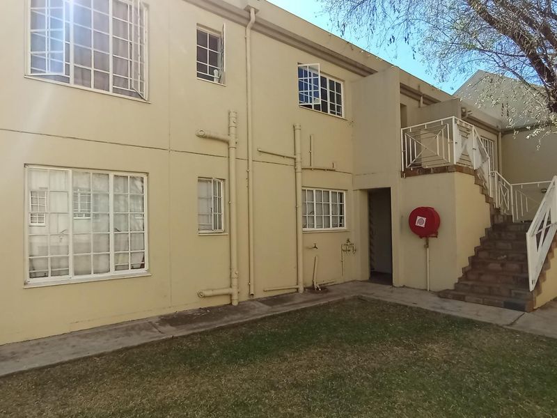 Stylish 2-Bedroom Townhouse for Sale in Faerie Glen, Pretoria East - Photo 2
