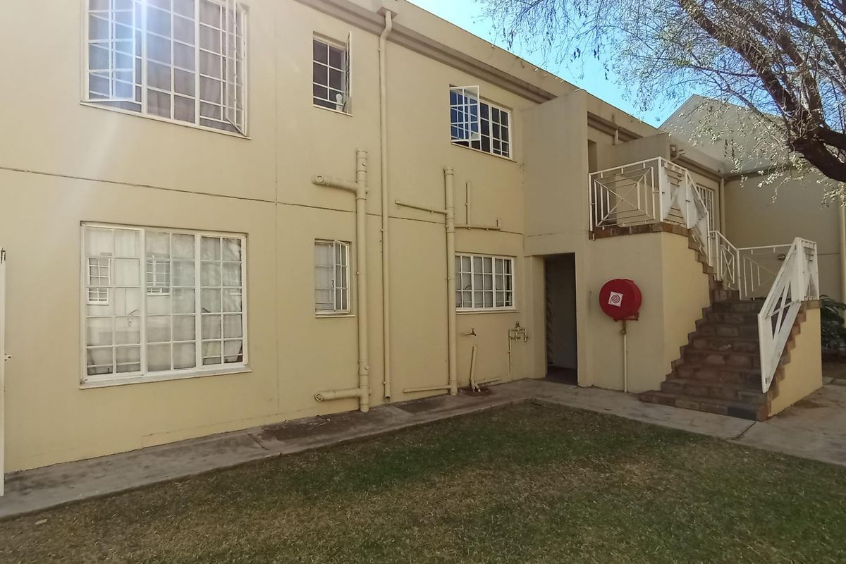 Stylish 2-Bedroom Townhouse for Sale in Faerie Glen, Pretoria East - Photo 2