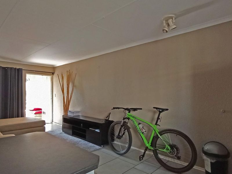 Stylish 2-Bedroom Townhouse for Sale in Faerie Glen, Pretoria East - Photo 4