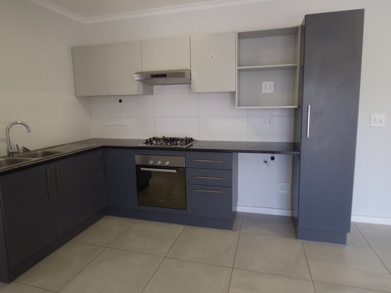 Pet-Friendly Modern 2-Bedroom Apartment in Exclusive Quinta Estate, Burgundy Estate - Photo 4