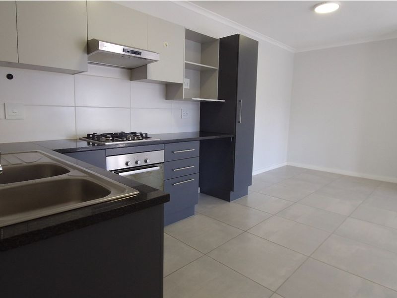 Pet-Friendly Modern 2-Bedroom Apartment in Exclusive Quinta Estate, Burgundy Estate - Photo 8