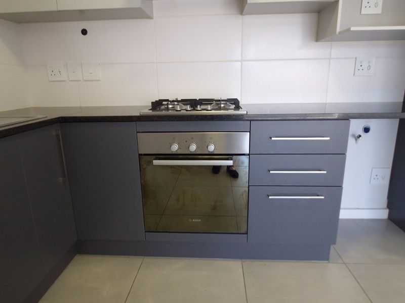 Pet-Friendly Modern 2-Bedroom Apartment in Exclusive Quinta Estate, Burgundy Estate - Photo 7