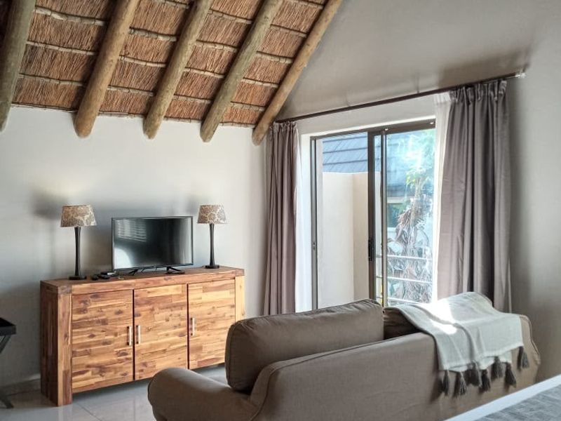 Fully Furnished Studio Apartment to Rent - West Beach - Photo 2