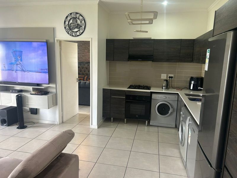 Modern 1 Bedroom Apartment- Lock up and Go - Photo 5