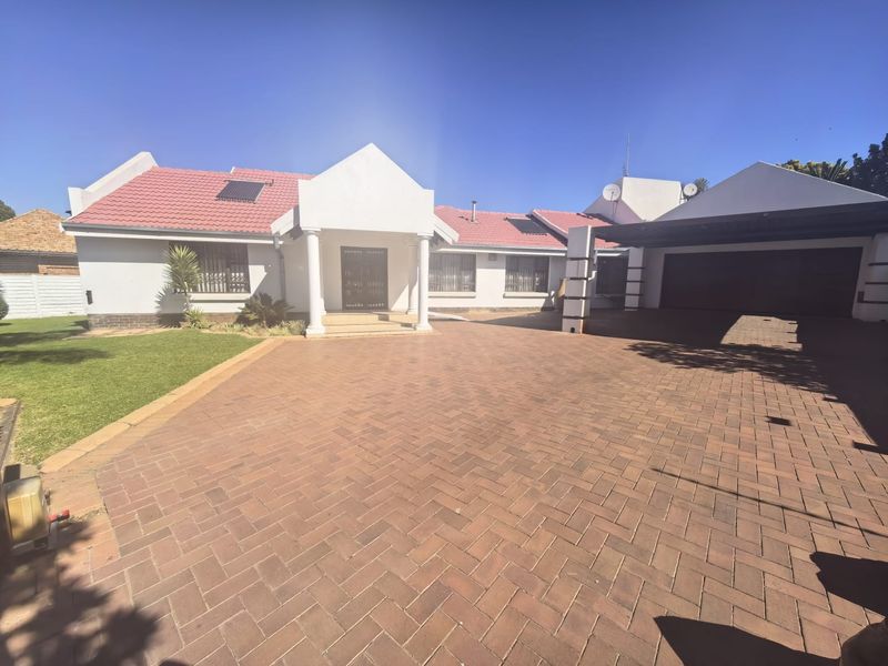 House For Sale in Sunward Park, Boksburg - Photo 2