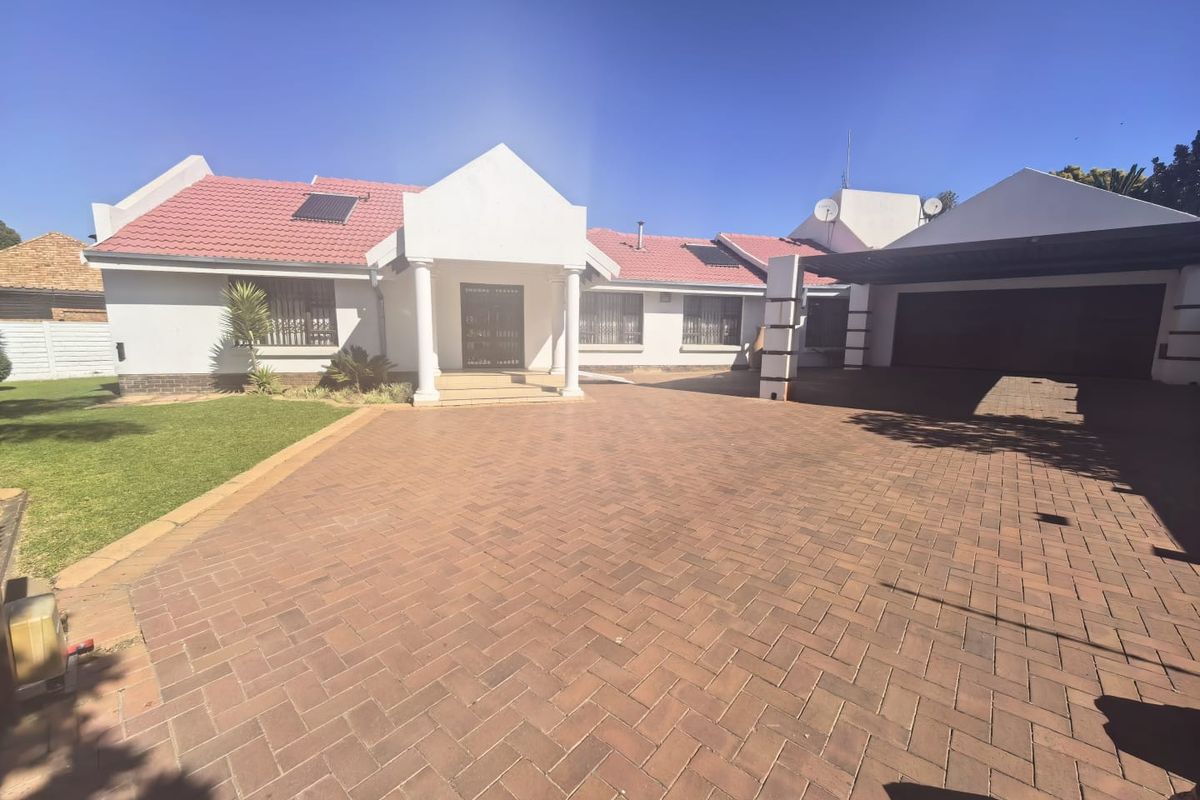 House For Sale in Sunward Park, Boksburg - Photo 2