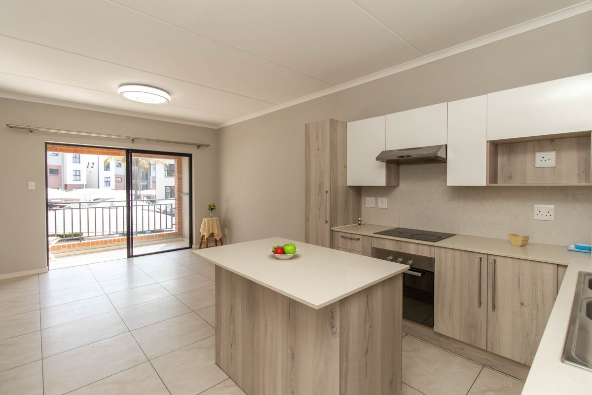 Stunning Lock-up-and-go in sought-after complex - Photo 2