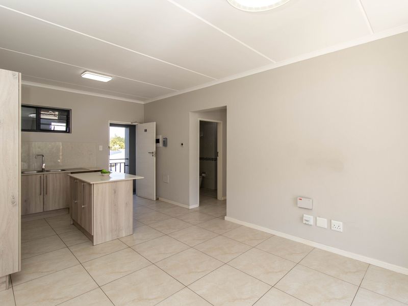 Stunning Lock-up-and-go in sought-after complex - Photo 4