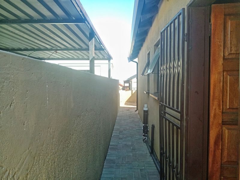 Fully Fitted 3 Bedroom House For Sale in Soshanguve VV, Soshanguve - Photo 2