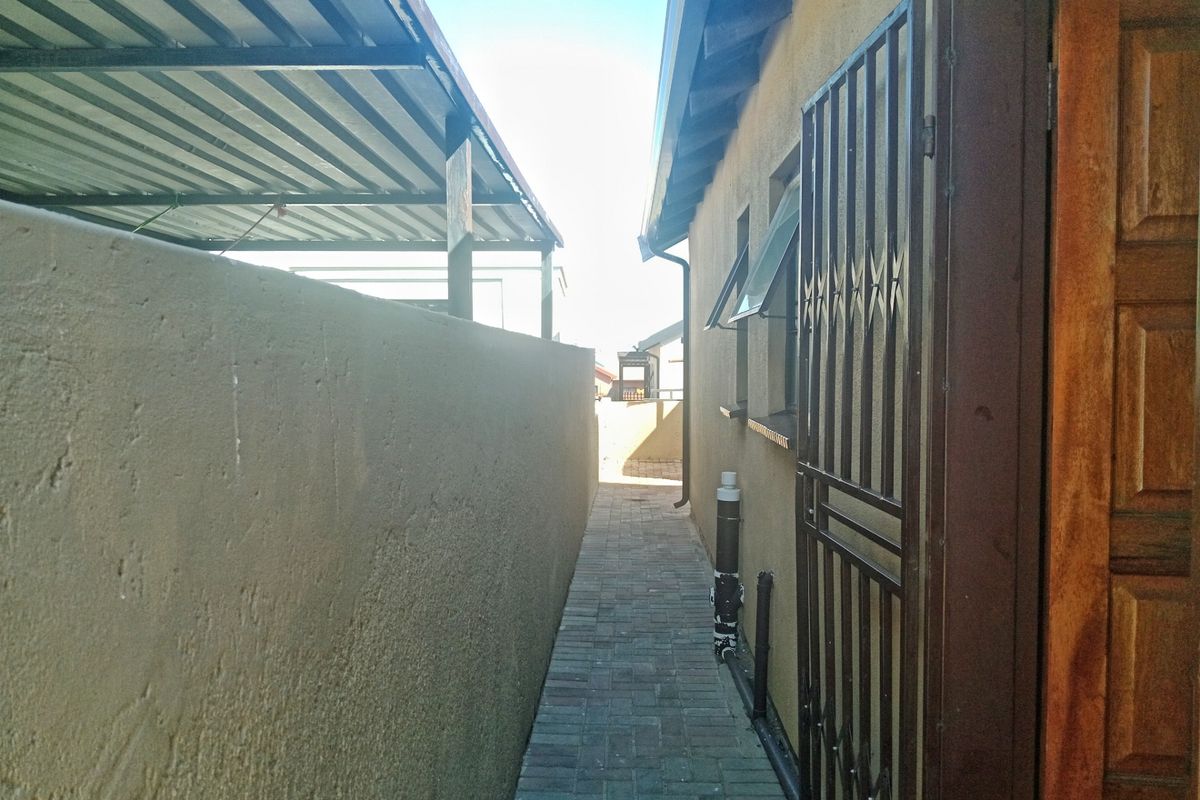 Fully Fitted 3 Bedroom House For Sale in Soshanguve VV, Soshanguve - Photo 2