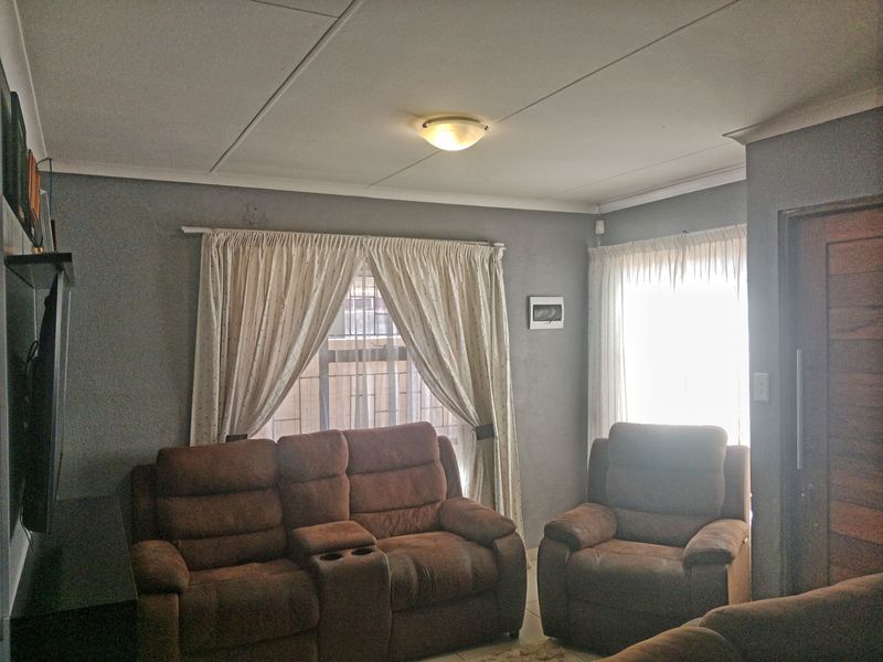 Fully Fitted 3 Bedroom House For Sale in Soshanguve VV, Soshanguve - Photo 3