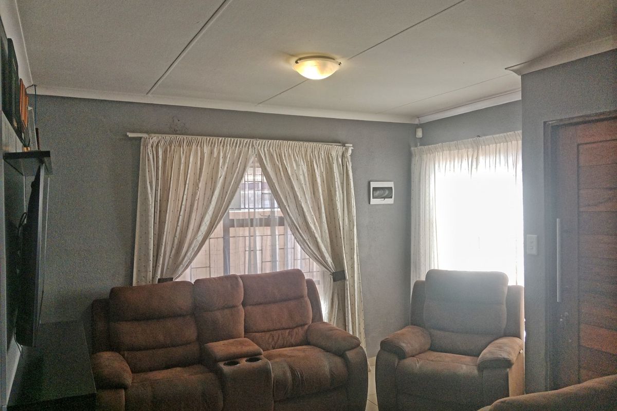Fully Fitted 3 Bedroom House For Sale in Soshanguve VV, Soshanguve - Photo 3