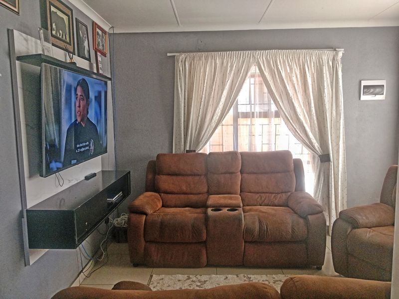 Fully Fitted 3 Bedroom House For Sale in Soshanguve VV, Soshanguve - Photo 5