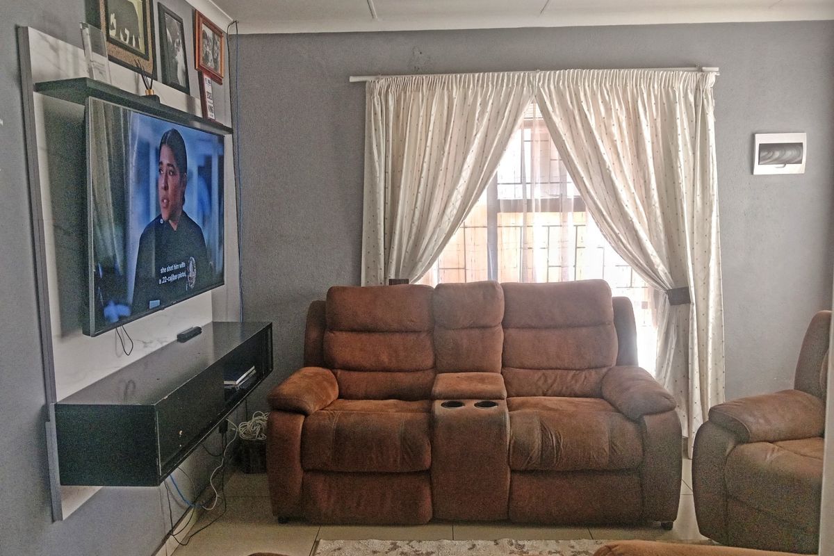 Fully Fitted 3 Bedroom House For Sale in Soshanguve VV, Soshanguve - Photo 5