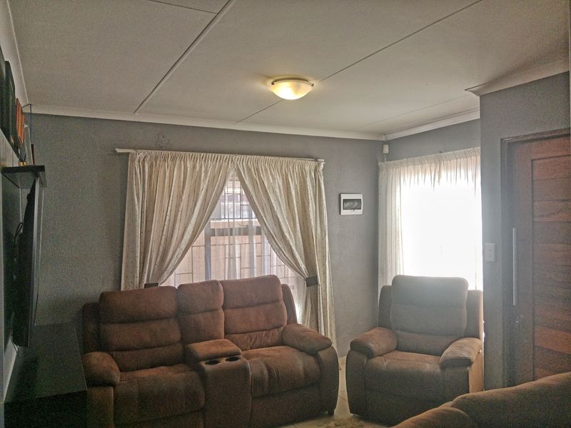Fully Fitted 3 Bedroom House For Sale in Soshanguve VV, Soshanguve - Photo 4