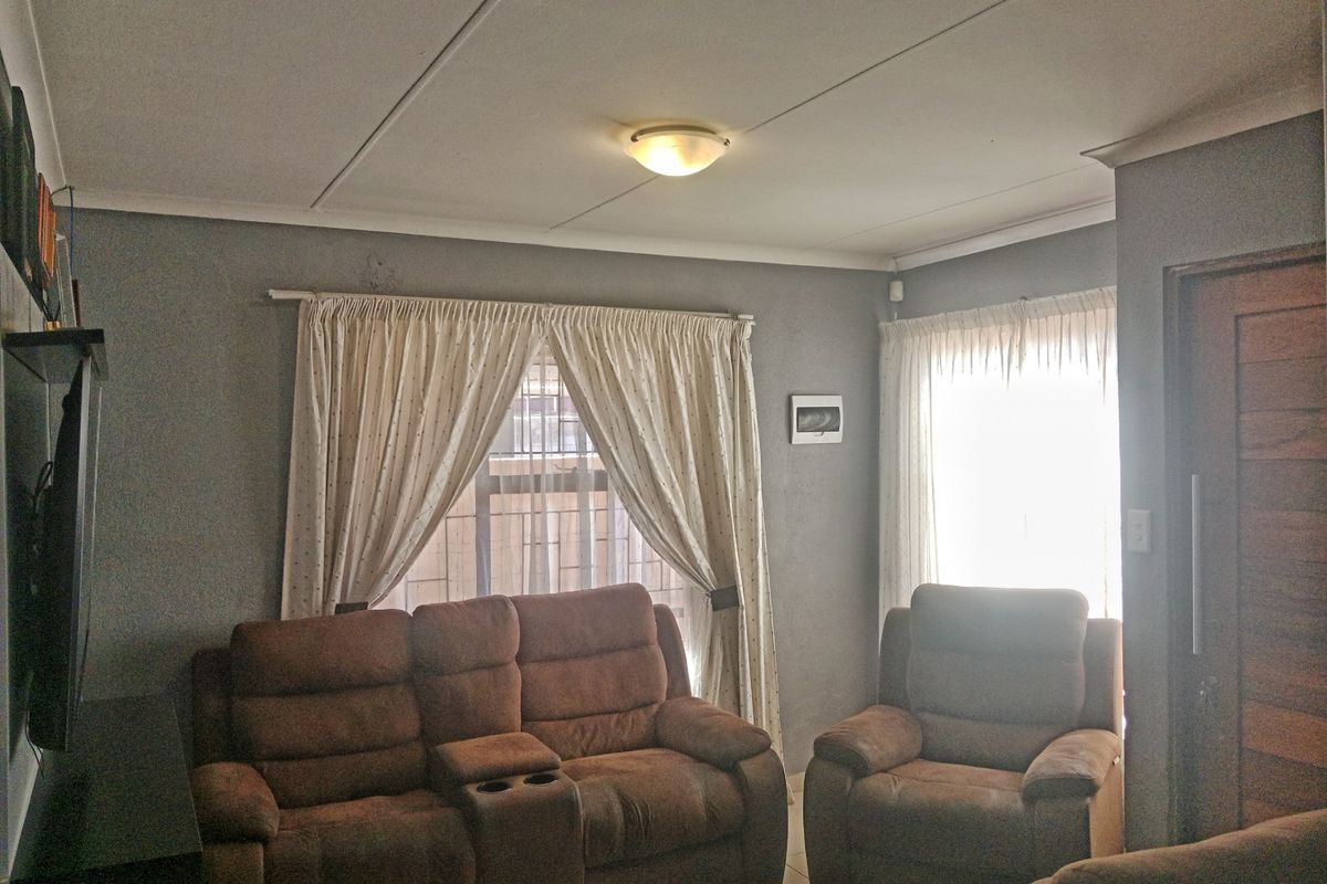 Fully Fitted 3 Bedroom House For Sale in Soshanguve VV, Soshanguve - Photo 4