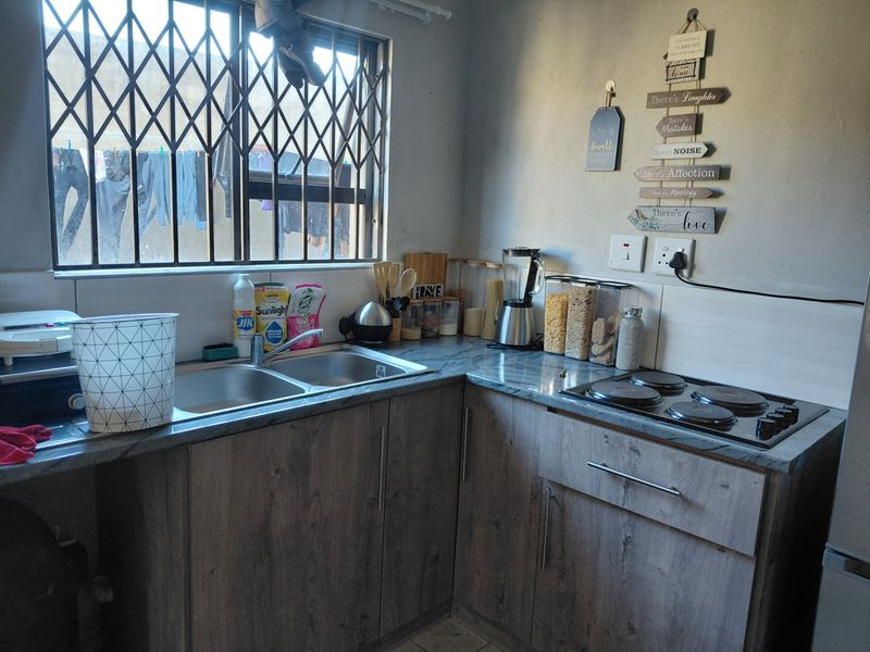 A Bachelor Apartment For Rent Cosmo City Ext 8 - Photo 9