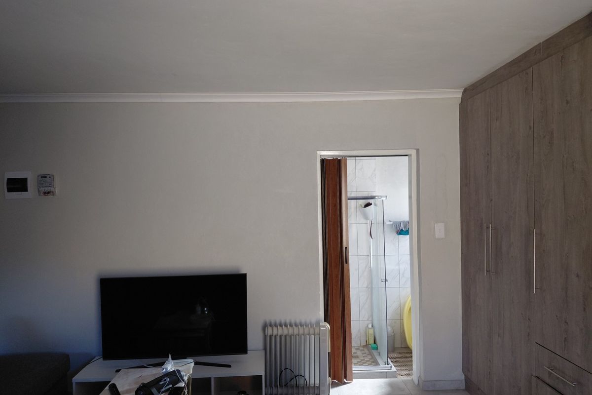 A Bachelor Apartment For Rent Cosmo City Ext 8 - Photo 2