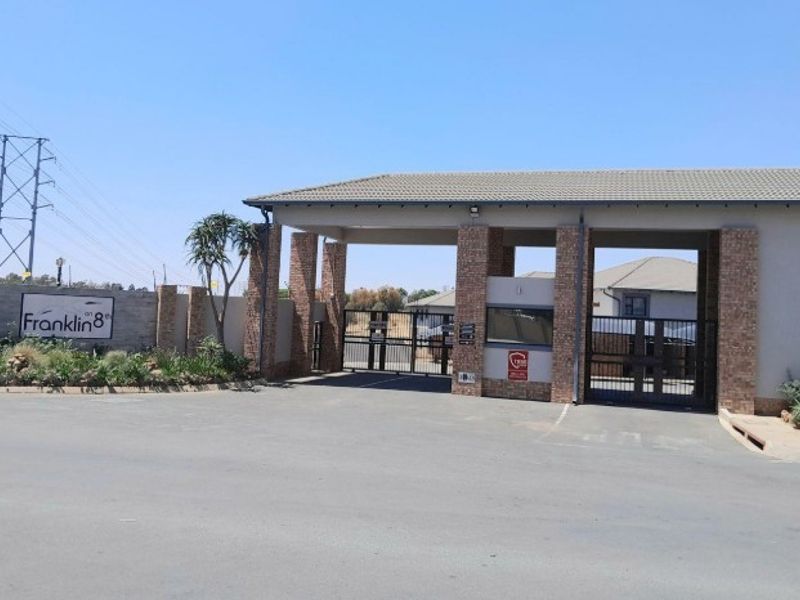 Ground floor 3 bedroom, 2 bathroom Apartment To Rent in Midrand - Photo 1