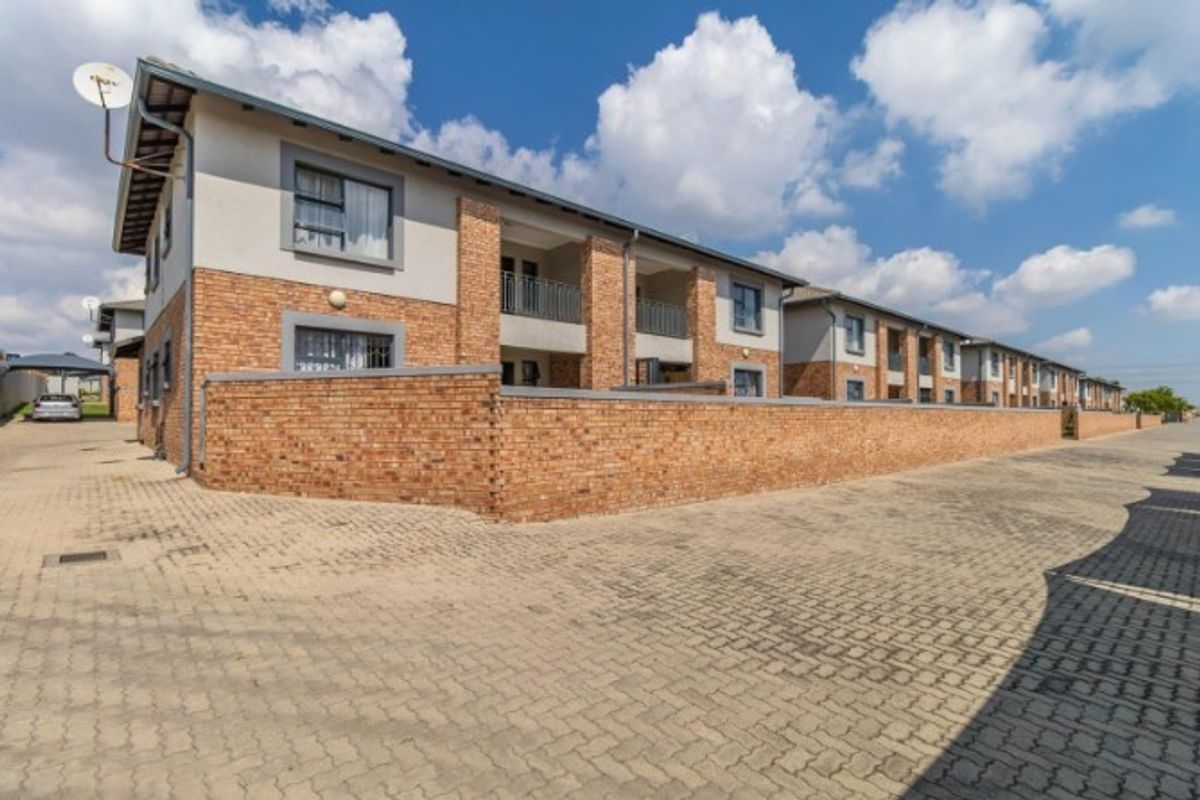 Ground floor 3 bedroom, 2 bathroom Apartment To Rent in Midrand - Photo 4