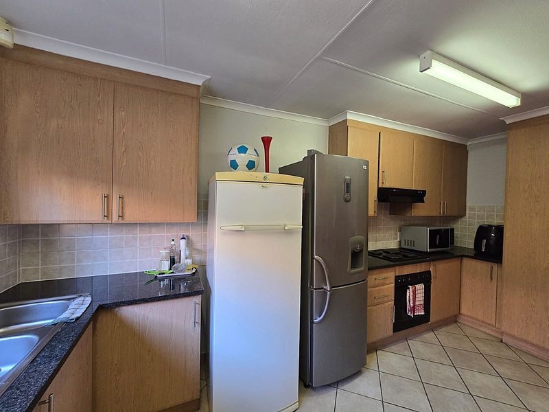 Beautiful 3 Bedroom Townhouse to Rent in Sinoville - Photo 10