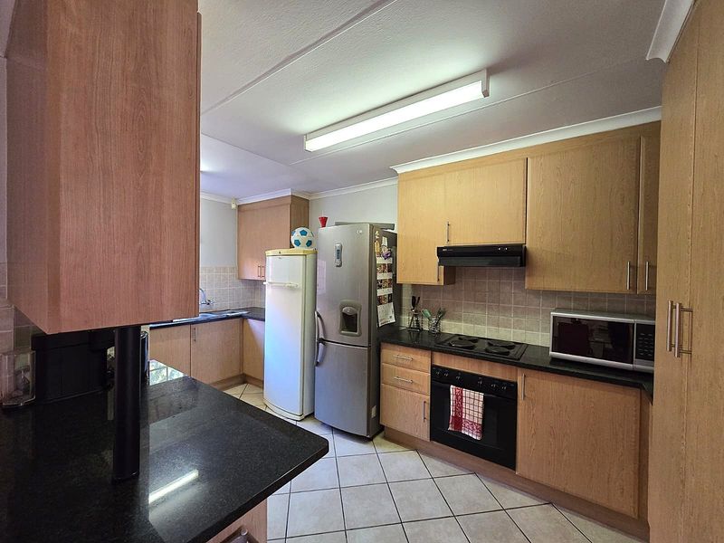 Beautiful 3 Bedroom Townhouse to Rent in Sinoville - Photo 9